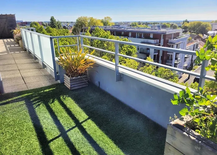 Le Nid : Rooftop Moderne Surplombant La Ville