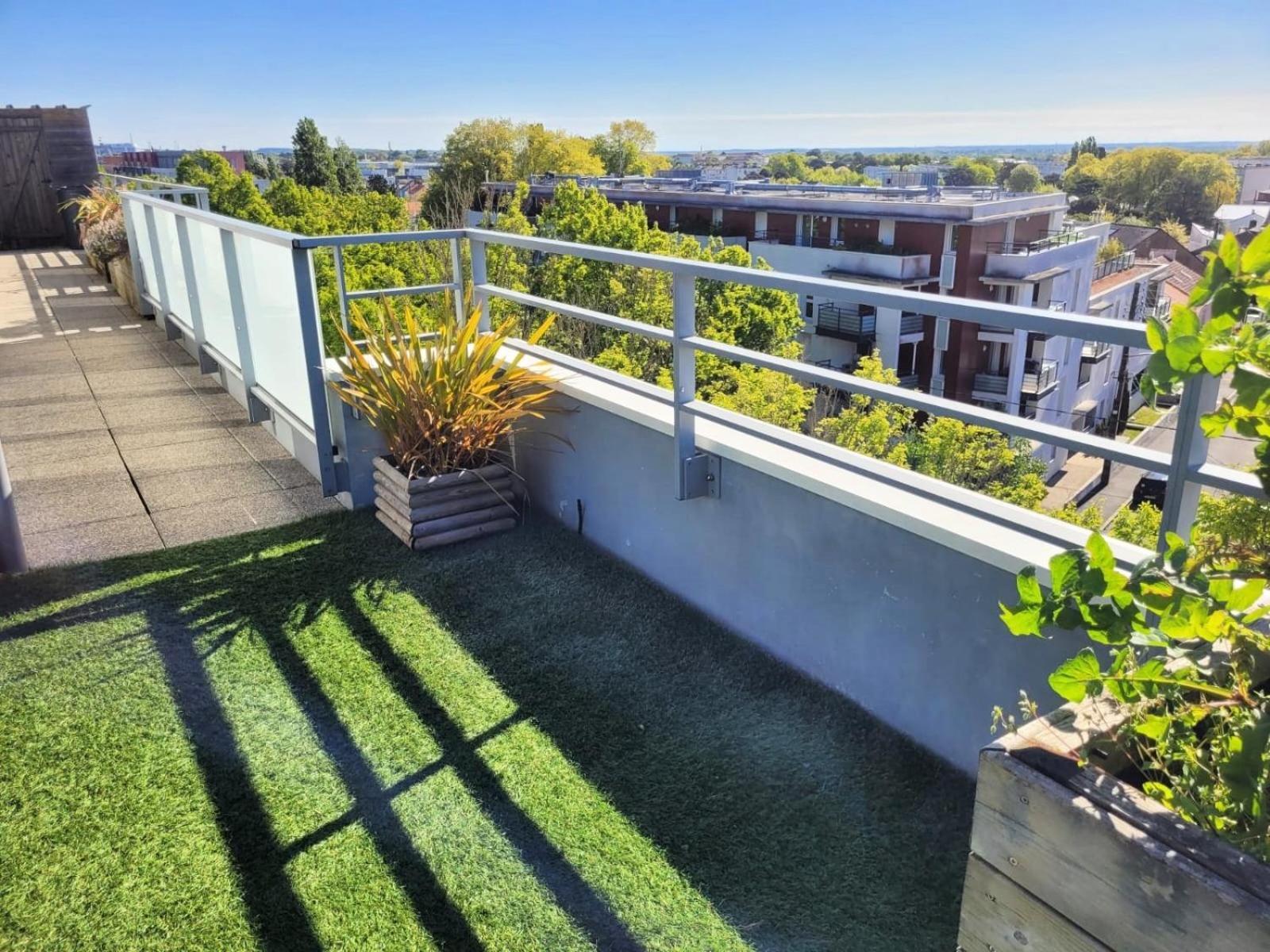 Le Nid : Rooftop Moderne Surplombant La Appartement